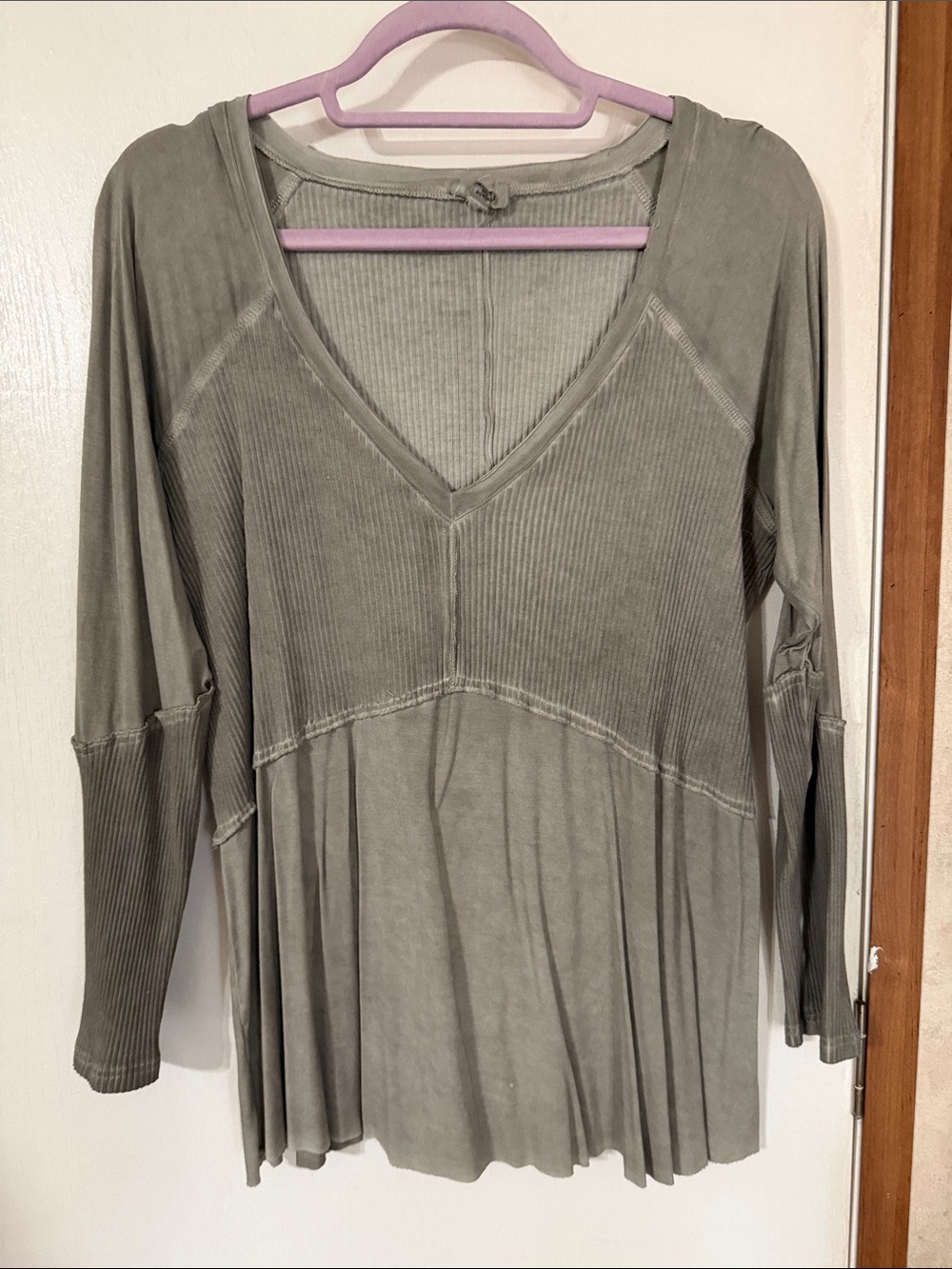 POL V-Neck Long Sleeve Ribbed Tunic Top in Olive Gray